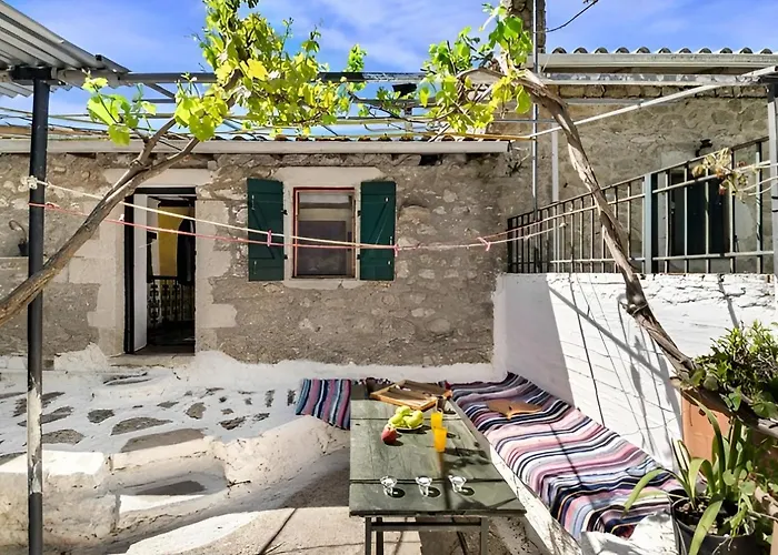 2-Bed Home In Kolivata - Sleeps 4 - Wifi - Parking Kollivata photo